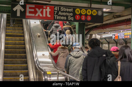 Pendler Gast auf einer Rolltreppe in der Times Square in New York am Sonntag, den 10. März 2019. (Â© Richard B. Levine) Stockfoto