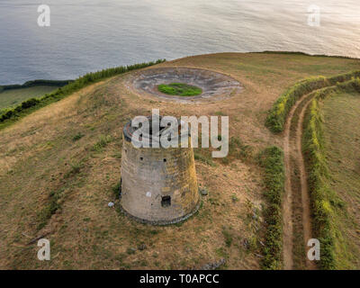 Drone Blick auf typische Azoren landschaft küstengebiete mit Kühen in einem ländlichen Luftaufnahme. Blick aus der Vogelperspektive, Antenne panoramische Sicht. Portugal tscenic Bestimmungen Stockfoto