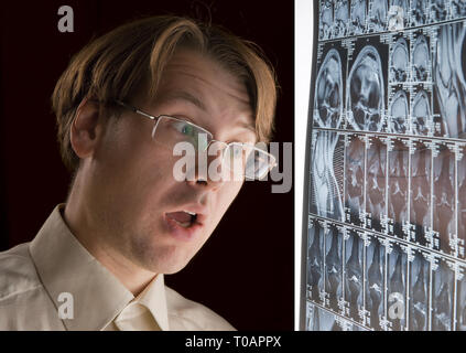 Junger Mann bei MRI Film Suche in Horror Stockfoto