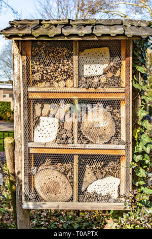 Insekt Hotel mit kleinen Stücken von Holz und Maschendraht, wunderschönen und sonnigen Tag in Meerssen Süd Limburg in den Niederlanden Holland Stockfoto