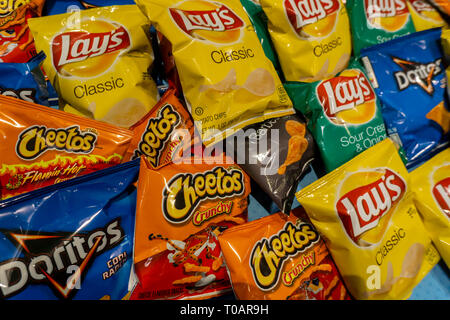 Eine Anzeige der leckeren Frito-Lay Marke Chips und Snacks in New York am Sonntag, den 10. März 2019. Frito-Lay ist eine Marke von Pepsico. (Â© Richard B. Levine) Stockfoto