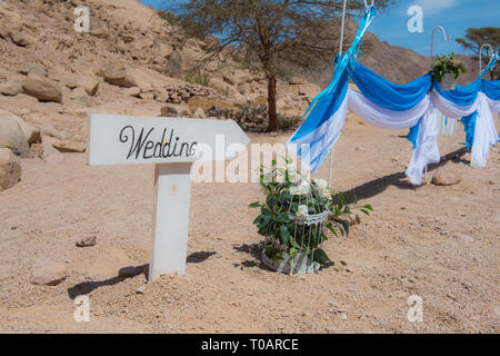 Nahaufnahme der Hochzeit Schild in einem entfernten trockenen Wüste in rauer Umgebung Stockfoto