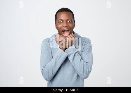 Glück glücklich afrikanischer Mann als Sieger ballt Fäuste, freut sich Triumph Stockfoto