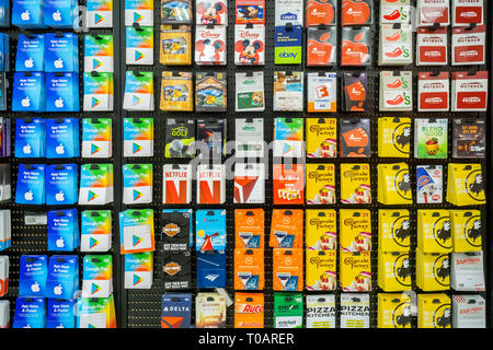 Eine Auswahl an Geschenkkarten in einem Store in New York am Samstag, den 9. März 2019. (© Richard B. Levine) Stockfoto