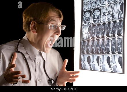 Arzt im MRT Suche scan und schrie in Panik Stockfoto