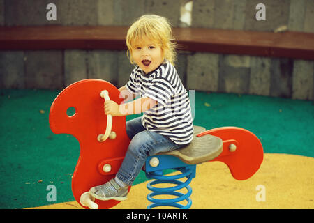 Happy Baby Boy, rote Feder rider Cute Stockfoto