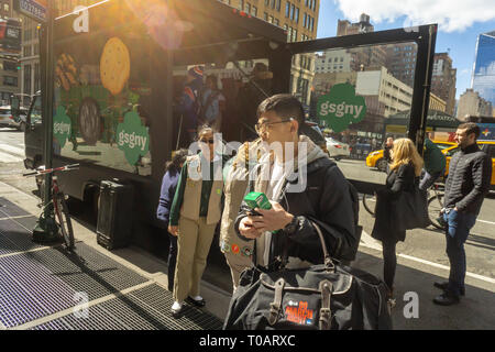 Intrepid Girl Scout Cookies Liebhaber trotzen dem Winter Wetter Cookies von der Pfadfinderinnen Cookie Fahrzeug in der Nähe der Pennsylvania Station in New York geparkt am Samstag, 16. März 2019 zu kaufen. Der Lkw wird Anhalten in den fünf Bezirken bringen Dünne Münzprägeanstalten, S'mores und andere leckere Cookies zu New Yorker. (Â© Richard B. Levine) Stockfoto