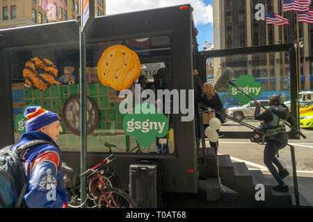 Intrepid Girl Scout Cookies Liebhaber trotzen dem Winter Wetter Cookies von der Pfadfinderinnen Cookie Fahrzeug in der Nähe der Pennsylvania Station in New York geparkt am Samstag, 16. März 2019 zu kaufen. Der Lkw wird Anhalten in den fünf Bezirken bringen Dünne Münzprägeanstalten, S'mores und andere leckere Cookies zu New Yorker. (Â© Richard B. Levine) Stockfoto