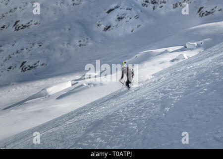 Chamonix, Frankreich - 5. Februar 2019: Eine weibliche freeride Skifahrer absteigend Hang mit frischen Pulverschnee im Vallon de Berard in der Aiguilles Rouges Stockfoto