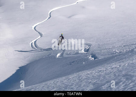 Chamonix, Frankreich - 5. Februar 2019: Eine weibliche freeride Skifahrer absteigend Hang mit frischen Pulverschnee im Vallon de Berard in der Aiguilles Rouges Stockfoto