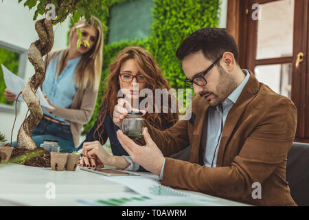 Team von Biologen der Universität ist, Experiment und die Erforschung neuer Methoden der Pflanzenzüchtung. Stockfoto