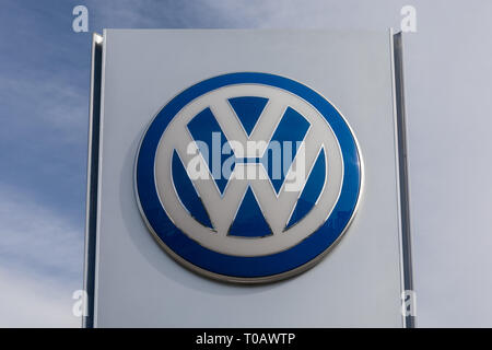 VW Volkswagen Logo das Symbol außerhalb ein Autohaus Stockfoto