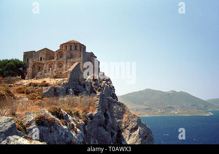 Die wunderschönen 13. Jahrhundert byzantinische Kirche von pétra Sofía auf der Klippe in der Oberen Stadt Monemvassía, Peloponnes, Griechenland Stockfoto