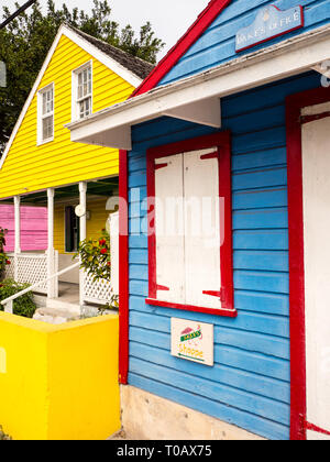 Blau und Gelb verbindlich, Bahamas Häuser, Dunmore Town, Harbour Island, Bahamas, in der Karibik. Stockfoto