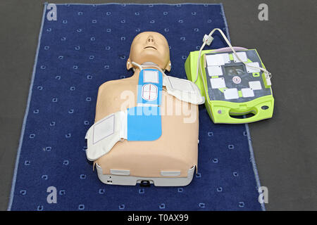 Automatisierter Externer Defibrillator mit Training dummy dummy Stockfoto