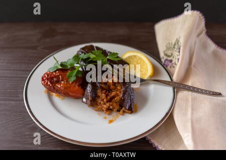 Traditionelle türkische Speisen mit trockenen Auberginen und Paprika gefüllt mit Olivenöl und bitteren salca. Stockfoto