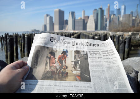 New York City, USA - Februar 3, 2019: Die New York Times Zeitung gegen einen Lower Manhattan Skyline. Stockfoto