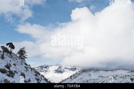 Malerischer Blick auf Wolken über Schnee - covered​ Berge im Yellowstone National Park im Winter. Stockfoto