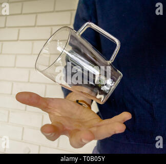 Schwebende Glas in die Hand Stockfoto