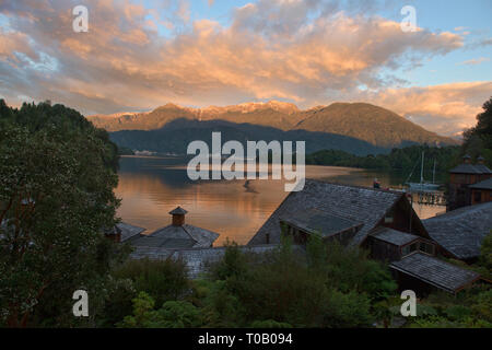 Sonnenuntergang über dem Puyuhuapi Fjord in der ventisquero Sound, Puyuhuapi Lodge, Patagonien, Aysen, Chile Stockfoto