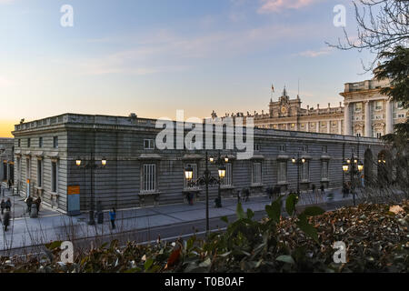 MADRID, Spanien - 22. JANUAR 2018: Sonnenuntergang Blick auf die Fassade des Royal Palace in Madrid, Spanien Stockfoto