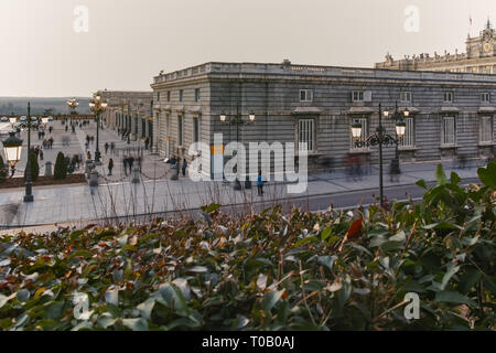 MADRID, Spanien - 22. JANUAR 2018: Sonnenuntergang Blick auf die Fassade des Royal Palace in Madrid, Spanien Stockfoto