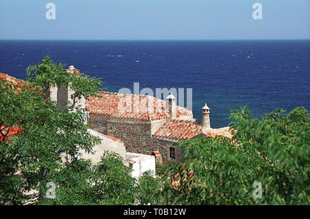 Dächer in der unteren Stadt mit Blick auf das Meer, Monemvasia, Lakonien, Griechenland Stockfoto