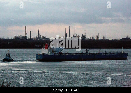 Chrysalis, Monrovia, Öl Tanker, Fawley, Öl, Raffinerie, die Solent, Position, Southampton, Container Terminal, Cowes, Isle of Wight, Hampshire, England, Vereinigtes Königreich, Stockfoto