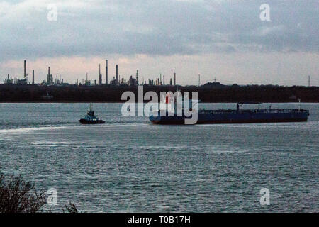 Chrysalis, Monrovia, Öl Tanker, Fawley, Öl, Raffinerie, die Solent, Position, Southampton, Container Terminal, Cowes, Isle of Wight, Hampshire, England, Vereinigtes Königreich, Stockfoto