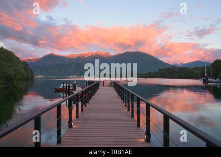 Einen herrlichen Sonnenuntergang über dem Puyuhuapi Fjord in der ventisquero Sound, Patagonien, Aysen, Chile Stockfoto