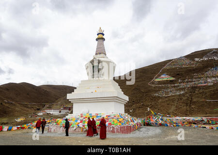 Pilger umrunden, um Stupa, Tagong Tempel auf dem tagong Grasland in Ganzi Präfektur, Provinz Sichuan Stockfoto