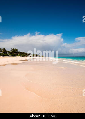 Erstaunlich Sauber, blauen Meer, Pink Sands Beach, Dunmore Town, Harbour Island, Eleuthera, Bahamas, in der Karibik. Stockfoto