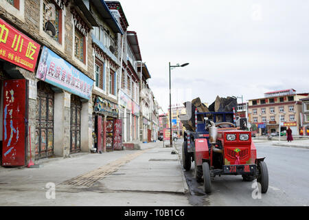 Straße in der chinesischen Tibetischen Dorf Tagong, Sichuan, China Stockfoto