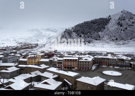 Eine Straße in der chinesischen tibetischen Dorf Tagong Stockfoto