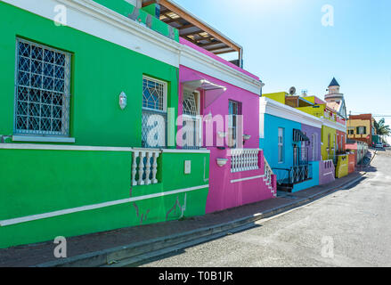 Ein bunter Blick auf die Straße der Malay Quarter von Bo Kaap in Kapstadt mit seiner traditionellen Architektur, Südafrika. Stockfoto