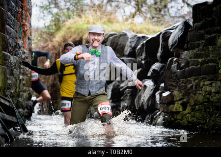 Die mächtigen Deerstalker 2019, Innerleithen, Scottish Borders Teilnehmer nehmen Park im Doppel Stalker Ereignis Stockfoto