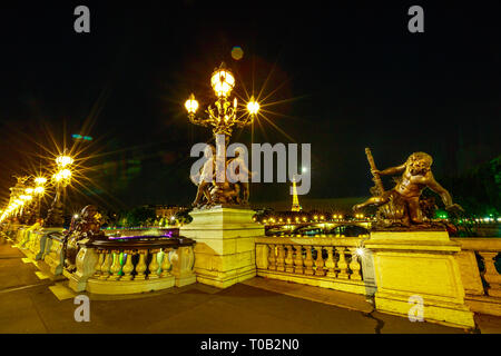 Paris, Frankreich, 2. Juli 2017: Paris leuchtet auf in Pont Alexandre III Brücke mit brennenden Lampen. Französische europäische Hauptstadt mit den Eiffelturm und Paris. Stockfoto