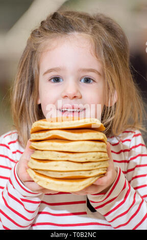 Pancake Day, Asda Livingston, Eileen Hillary Bäckerei Personal und Isla cawkwell 4 East Calder. Stockfoto