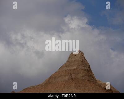 Nahaufnahme von einem sehr hohen und gefährlichen layered Felsformation mit unkenntlich Leute stehen auf die Oberseite bei Badlands National Park, SD Stockfoto