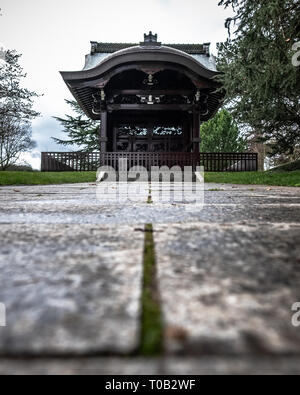 Die japanische Gateway in London Kew Gardens (Vorderansicht). Stockfoto