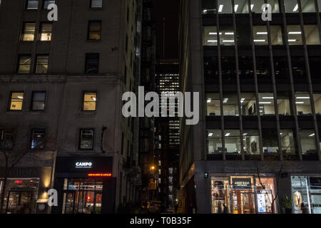 MONTREAL, KANADA - 9 November, 2018: Fassaden von Türmen, alten und modernen Wolkenkratzern, mit Geschäften, am Abend, im Zentrum des Geschäftsviertels von Mont Stockfoto