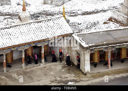 Pilger Drehen Gebetsmühlen, Tagong Tempel auf dem tagong Grasland in Ganzi Präfektur, Provinz Sichuan Stockfoto
