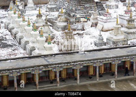 Pilger Drehen Gebetsmühlen, Tagong Tempel auf dem tagong Grasland in Ganzi Präfektur, Provinz Sichuan Stockfoto