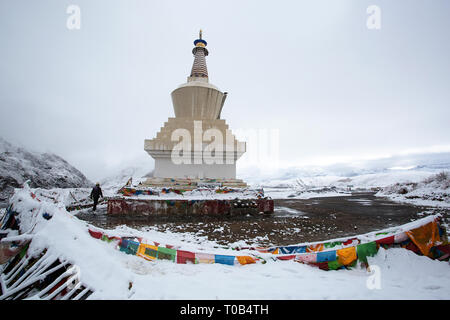 Pilger wandern rund um Stupa und Gebetsfahnen, Tagong Tempel auf dem tagong Grasland in Ganzi Präfektur, Provinz Sichuan Stockfoto