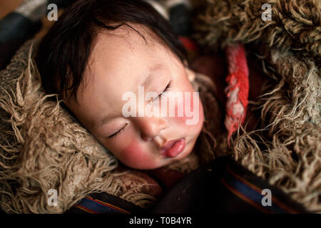 Porträt einer niedlichen tibetischen Baby schläft, Tagong, Sichuan, China Stockfoto