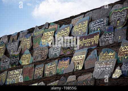 Lange mani stein Wand an der Ser Gergyo (Ani Gompa) Nonnenkloster, Tagong, Sichuan, China Stockfoto