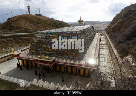 Lange mani stein Wand an der Ser Gergyo (Ani Gompa) Nonnenkloster, Tagong, Sichuan, China Stockfoto