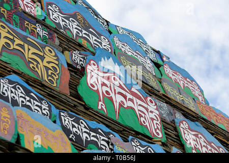 Lange mani stein Wand an der Ser Gergyo (Ani Gompa) Nonnenkloster, Tagong, Sichuan, China Stockfoto