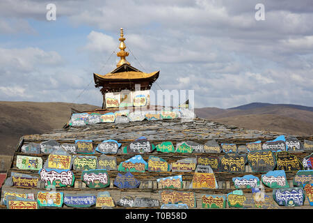 Lange mani stein Wand an der Ser Gergyo (Ani Gompa) Nonnenkloster, Tagong, Sichuan, China Stockfoto