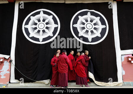 Nonnen im Ani Gompa Tagong Kloster, Tagong, autonomen Bezirk Garzê der Tibeter, Sichuan, China Stockfoto